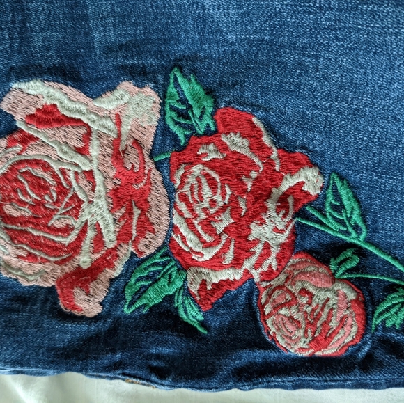 Kut from the Kloth Katy boyfriend jeans with rose applique, size 4 - Picture 2 of 6